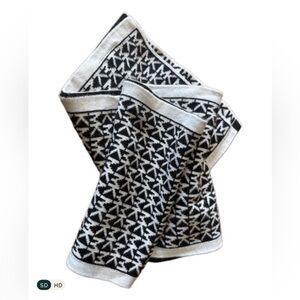 MICHAEL KORS MK LOGO SCARF BLACK / WHITE